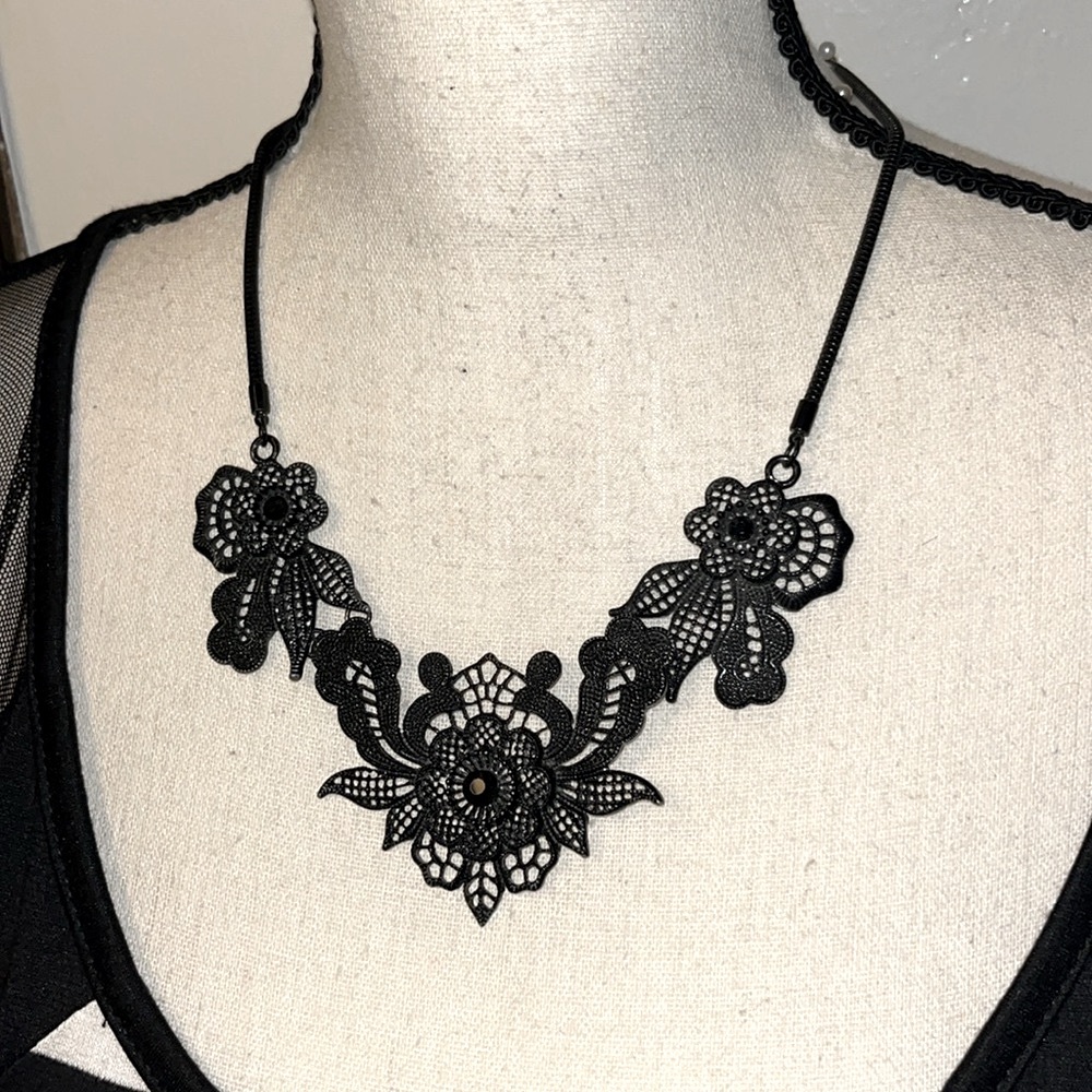 Black lace floral necklace - Picture 12 of 13